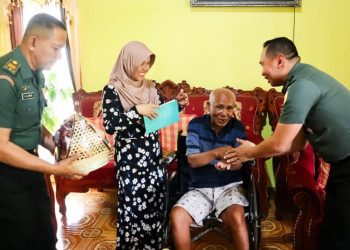 Dandim Bojonegoro Letkol Czi Arief Rochman Hakim menjenguk Serda Eko Kristanto, yang sakit di Desa Sumberarum Kecamatan Dander.