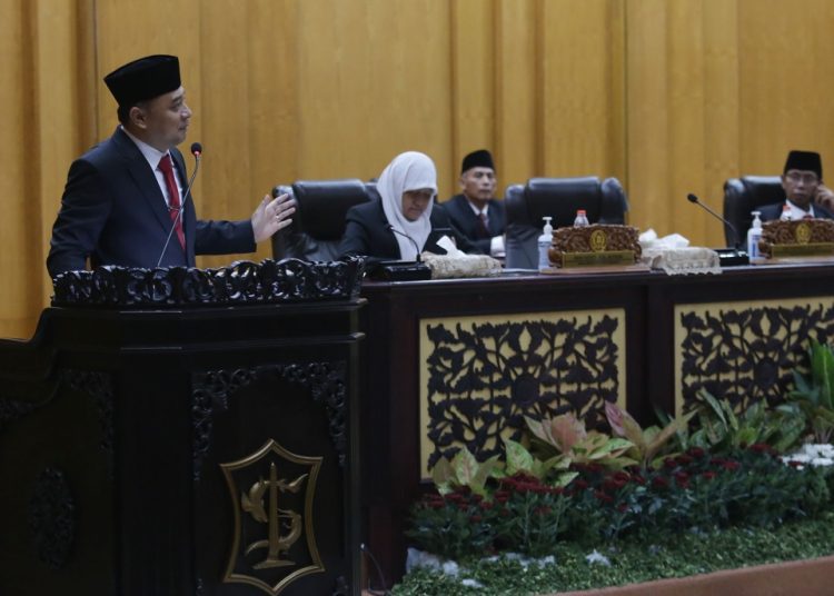 Wali Kota Surabaya Eri Cahyadi memberikan sambutan dalam rapat paripurna dengan agenda pengesahan APBD Surabaya tahun 2024 di DPRD Surabaya.