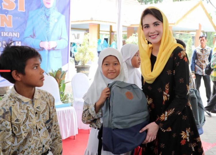 Arumi Bachsin di sela sosialisasi Gemarikan Untuk Anak-anak Usia Sekolah dan Sosialisasi Pengembangan Produk Bernilai Tambah Untuk Peningkatan Gizi Keluarga di Pendopo Kecamatan Kejayan Kabupaten Pasuruan.