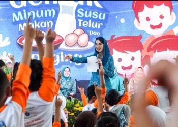 Arumi Bachsin di sela membagikan paket makanan tambahan kepada anak usia sekolah di SDN Kalirungkut 1/264, Surabaya