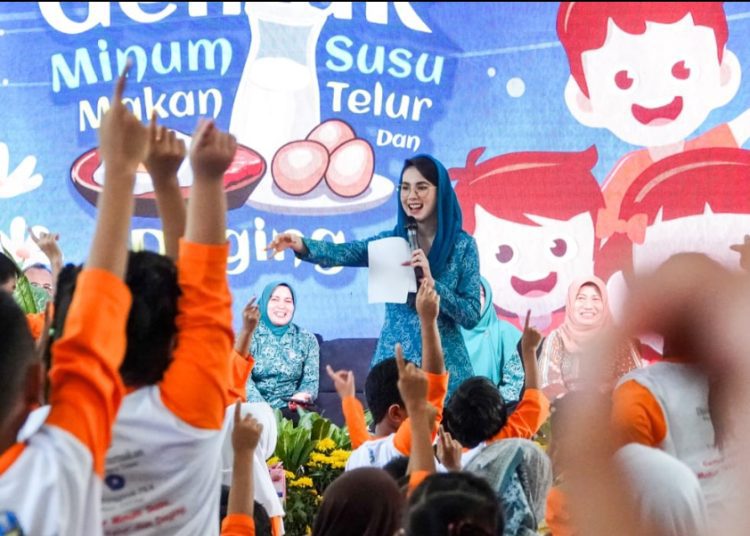 Arumi Bachsin di sela membagikan paket makanan tambahan kepada anak usia sekolah di SDN Kalirungkut 1/264, Surabaya