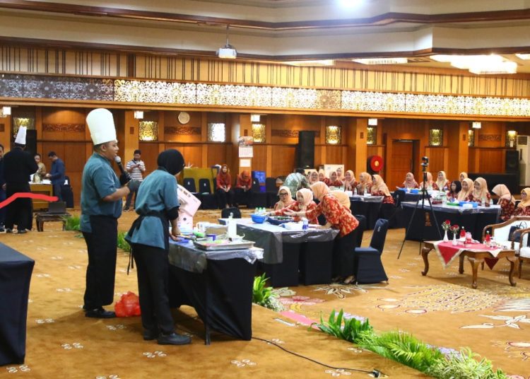 Pelatihan membuat dessert untuk anggota DWP biro-biro di lingkungan Sekretariat Daerah Provinsi Jawa Timur.