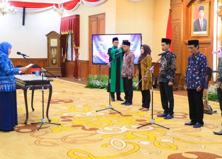 Prosesi pelantikan anggota Komisi Informasi Provinsi Jawa Timur masa jabatan 2023-2027 di gedung Negara Grahadi Surabaya.