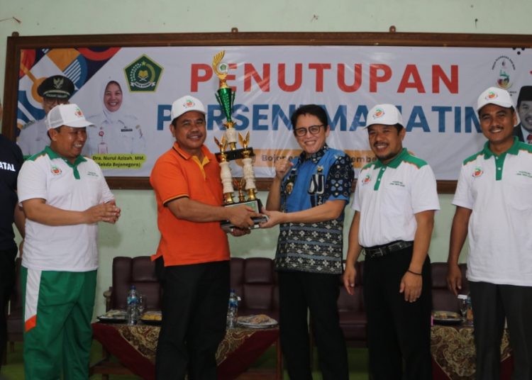 Pj Bupati Bojonegoro Adriyanto menyerahkan tropi kepada Kepala Kemenag Kabupaten Bojonegoro KH Abdul Wakhid.