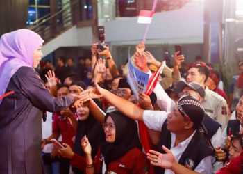 Gubernur Jawa Timur Khofifah Indar Parawansa menyalami para Pilar Sosial se-Madura di gedung DBL Arena, Surabaya.