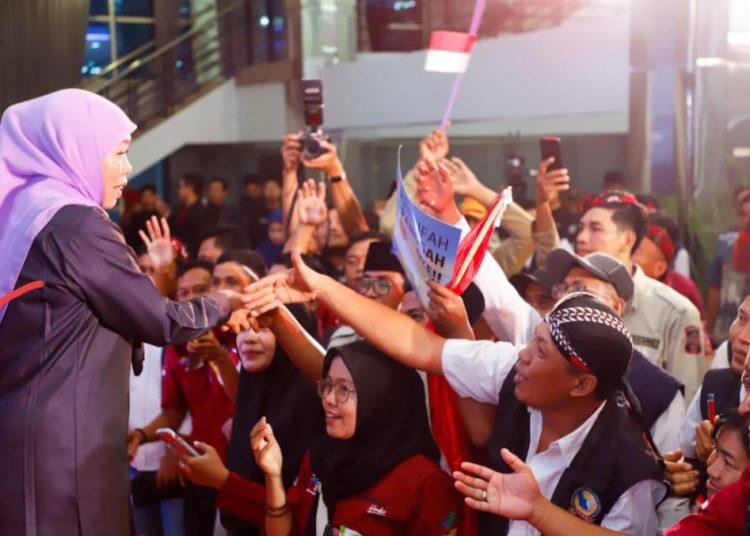 Gubernur Jawa Timur Khofifah Indar Parawansa menyalami para Pilar Sosial se-Madura di gedung DBL Arena, Surabaya.