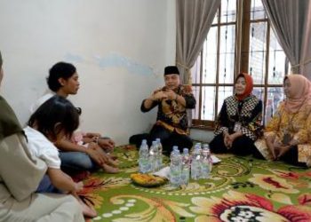 Wali Kota Surabaya Eri Cahyadi takziah ke salah satu rumah duka korban kecelakaan minibus vs kereta api di Lumajang,