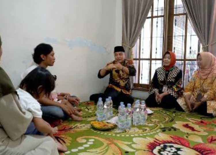 Wali Kota Surabaya Eri Cahyadi takziah ke salah satu rumah duka korban kecelakaan minibus vs kereta api di Lumajang,