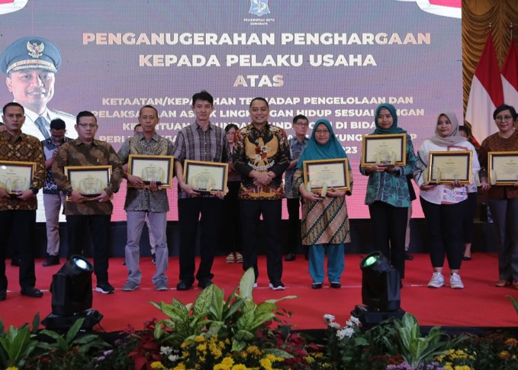 Wali Kota Surabaya Eri Cahyadi berfoto bersama dengan para pelaku usaha penerima penghargaan.