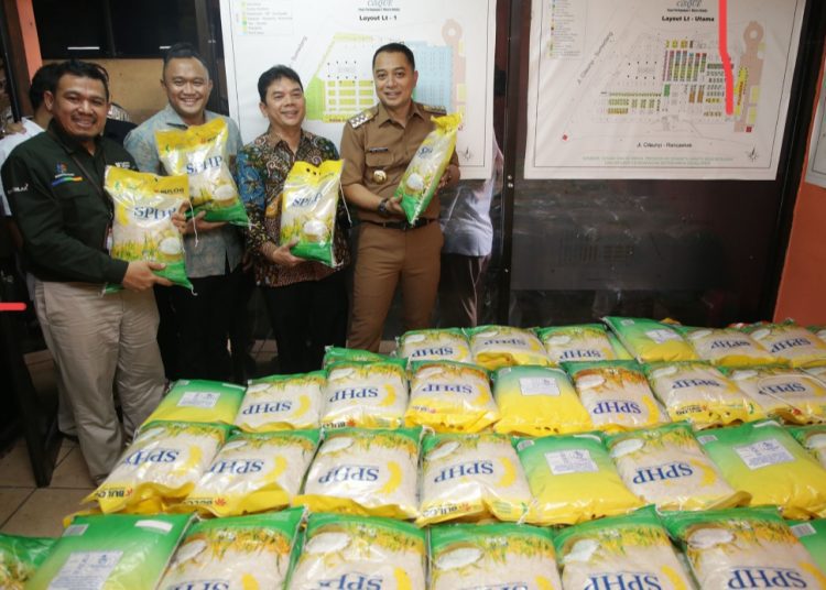 Wali Kota Surabaya Eri Cahyadi di Warung TPID di Pasar Wonokromo.