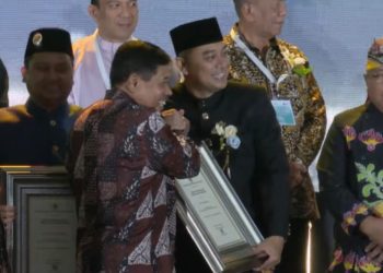 Wali Kota Surabaya Eri Cahyadi menerima penghargaan dari Kementerian Kesehatan RI.