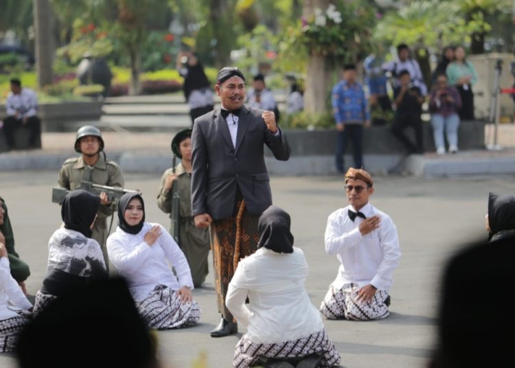 Aksi teatrikal ditampilkan dalam peringatan Hari Guru Nasional dan Hari Ulang Tahun (HUT) Persatuan Guru Republik Indonesia (PGRI) ke-78, sekaligus peringatan HUT KORPRI di halaman Taman Surya, Surabaya.