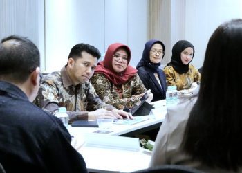 Wakil Gubernur Jatim Emil Elestianto Dardak saat presentasi Uji Publik Monev Keterbukaan Informasi Publik (KIP) Tahun 2023 yang diselenggarakan oleh Komisi Informasi Pusat di Jakara.