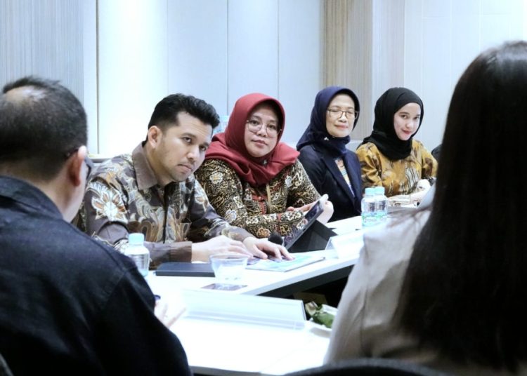 Wakil Gubernur Jatim Emil Elestianto Dardak saat presentasi Uji Publik Monev Keterbukaan Informasi Publik (KIP) Tahun 2023 yang diselenggarakan oleh Komisi Informasi Pusat di Jakara.