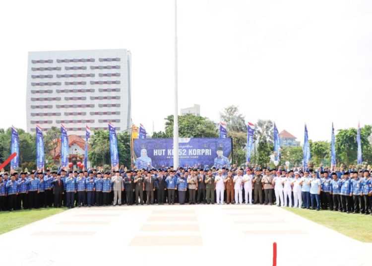 Upacara peringatan HUT ke-52 Korps Pegawai Republik Indonesia (KORPRI) Tahun 2023, di halaman Gedung Negara Grahadi Surabaya.