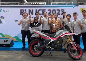 Tim STP Klaster Otomotif ITS bersama motor EV-A sebelum test drive di Sirkuit Senayan, Jakarta.