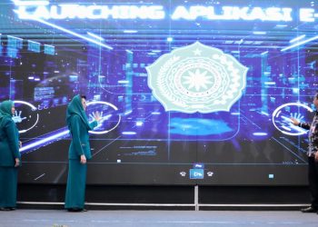 Arumi Bachsin saat melaunching Aplikasi E-PKK di Hotel Novotel Samator Surabaya.