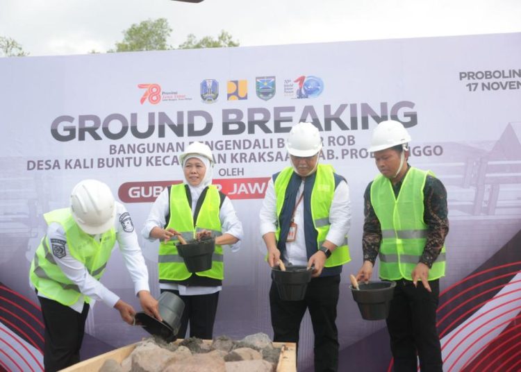 Ground breaking bangunan pengendali banjir rob di Desa Kalibuntu, Kecamatan Kraksaan, Kabupaten Probolinggo.