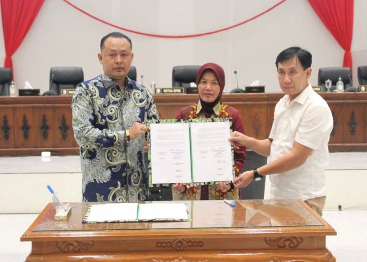 Foto bersama usai penetapan Penetapan Program Pembentukan Peraturan Daerah tahun 2024 di gedung DPRD Bojonegoro.