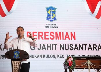 Wali Kota Surabaya Eri Cahyadi dalam peresmian Kampung Jahit Nusantara. Upaya ini sebagai salah satu cara mengembangkan, memberdayakan dan mengentaskan kemiskinan di Kota Pahlawan.