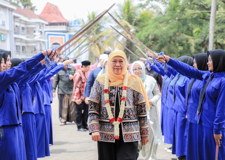 Gubernur Jawa Timur Khofifah Indar Parawansa disambut santri putri di Pondok Pesantren An-Nur II Al-Murtadlo Malang.