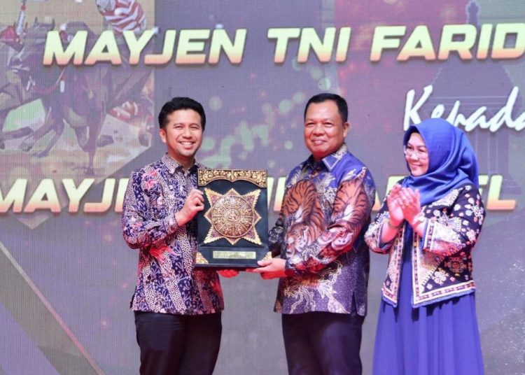 Wakil Gubernur Jawa Timur Emil Elestianto Dardak menghadiri Lepas Sambut Panglima Kodam (Pangdam) V/Brawijaya.