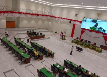 Suasana rapat paripurna di DPRD Kabupaten Bojonegoro dengan agenda penyampaian nota penjelasan bupati atas raperda tentang penanaman modal.