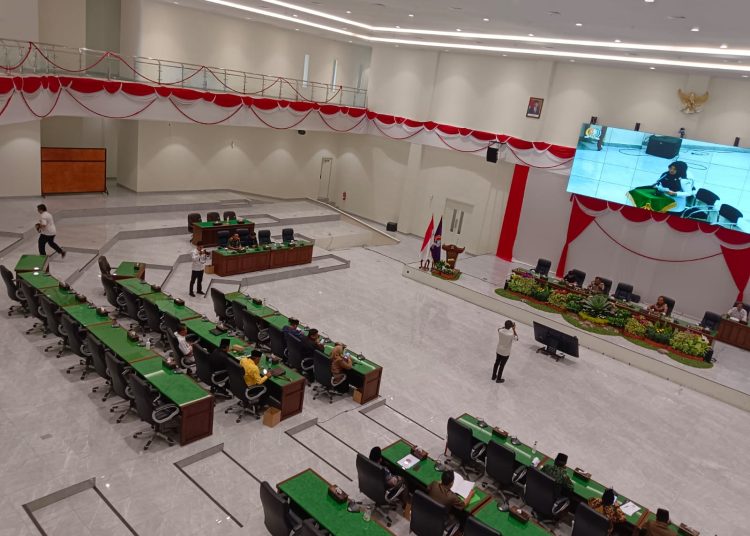 Suasana rapat paripurna di DPRD Kabupaten Bojonegoro dengan agenda penyampaian nota penjelasan bupati atas raperda tentang penanaman modal.