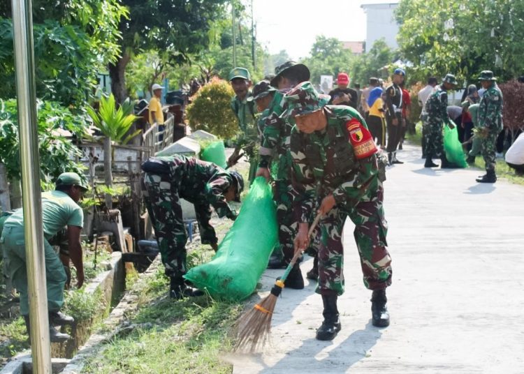 Karya bakti Babinsa Kodim 0813 Bojonegoro melakukan pembersihan lingkungan pasar, selokan/parit dan sungai serta penanaman pohon di kecamatan se-Kabupaten Bojonegoro.