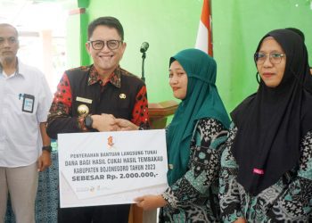 Pj Bupati Bojonegoro Adriyanto menyerahkan bantuan BLT Dana Bagi Hasil Cukai Tembakau dan Bantuan Sosial Penanganan Kemiskinan Ekstrem Kabupaten Bojonegoro Tahun 2023 di Pendopo Kecamatan Padangan.