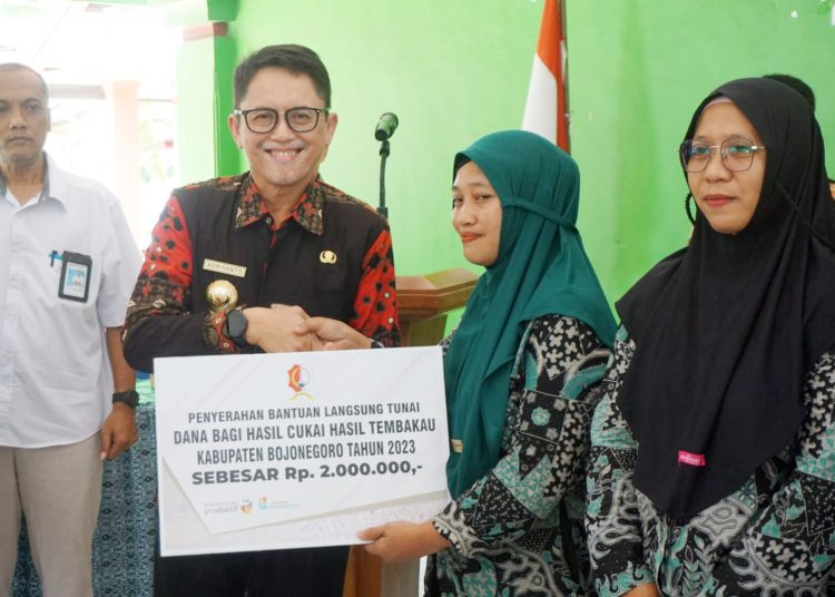 Pj Bupati Bojonegoro Adriyanto menyerahkan bantuan BLT Dana Bagi Hasil Cukai Tembakau dan Bantuan Sosial Penanganan Kemiskinan Ekstrem Kabupaten Bojonegoro Tahun 2023 di Pendopo Kecamatan Padangan.