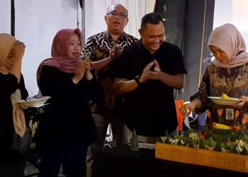 Pemotongan tumpeng dalam perayaan HUT ke-151 PD Pasar Surya di Senja Surya 2.0 di Pasar Wonokromo.