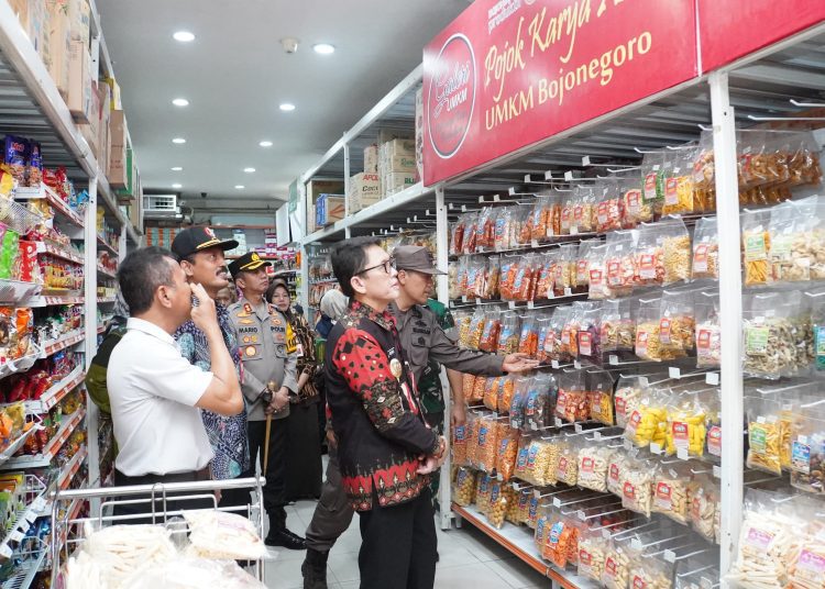 Pj Bupati Bojonegoro Adriyanto saat sidak ketersediaan bahan pokok sembako di Bojonegoro jelang Ttahun Baru.