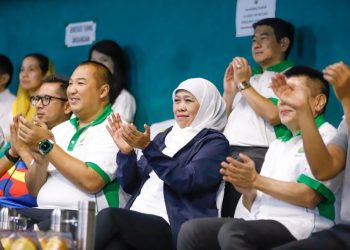 Gubernur Khofifah menghadiri kejuaraan nasional bulu tangkis Piala Gubernur di GOR Bulutangkis Sudirman. Jl. Dr. Ir. Soekarno No. 8 Surabaya.