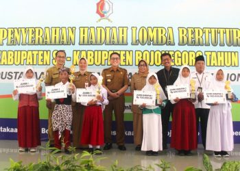 Pj Bupati Bojonegoro Adriyanto hadir dan menyerahkan hadiah kepada pemenang Lomba Bertutur SD/MI Tingkat Kabupaten Tahun 2023 di Pendopo Malowopati.