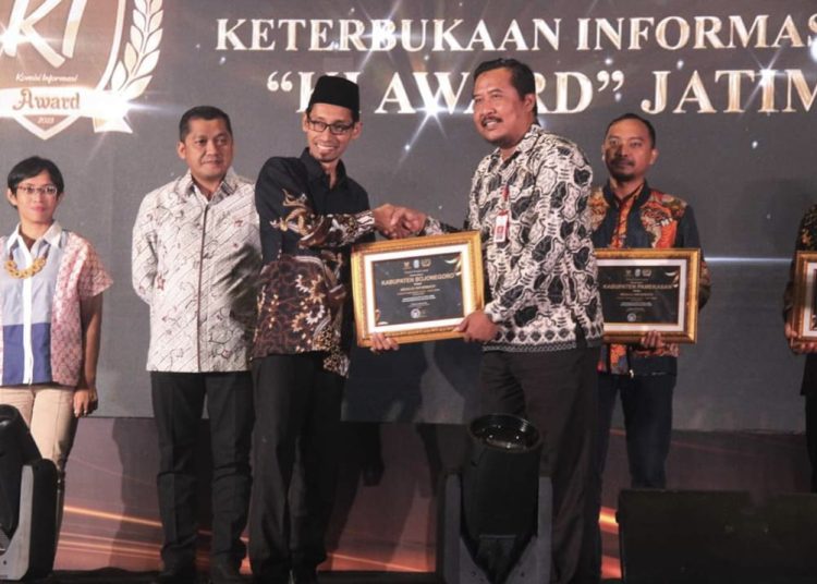 Kepala Dinas Kominfo Bojonegoro Siswoyo menerima penghargaan yang diberikan oleh Ketua Komisi Informasi Jawa Timur Edi Purwanto.