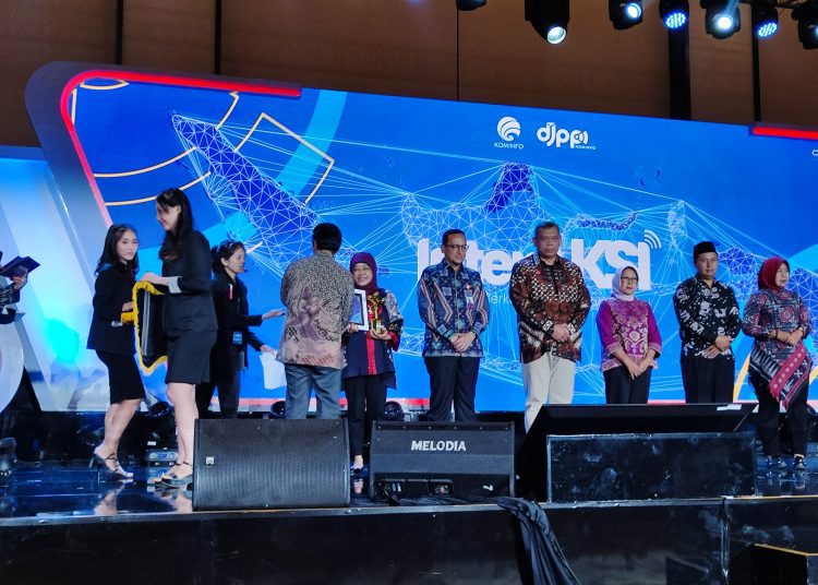Penyerahan Penghargaan dalam acara yang bertajuk InterAksi (Indonesia Terkoneksi Siap Beraksi) yang digelar di Jakarta.