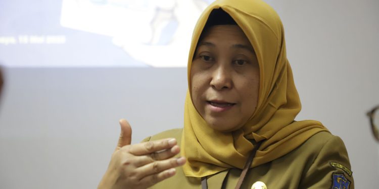 Kepala Dinas Kesehatan (Dinkes) Kota Surabaya Nanik Sukristina memberikan himbauan kepada warga Surabaya terhadap penyakit Pneumonia.