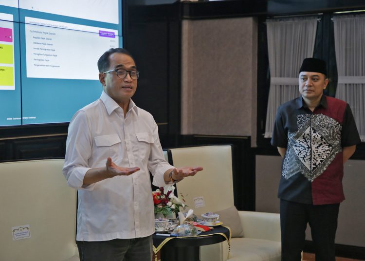 Perbincangan Wali Kota Surabaya Eri Cahyadi dengan Menhub RI Budi Karya membahas tentang rencana persiapan proyek Surabaya Regional Railway Line (SRRL) di Ruang Kerja Wali Kota Surabaya.