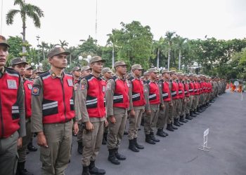 Personel Satpol PP Surabaya disiagakan untuk patroli besar-besaran jelang libur Natal dan Tahun Baru.