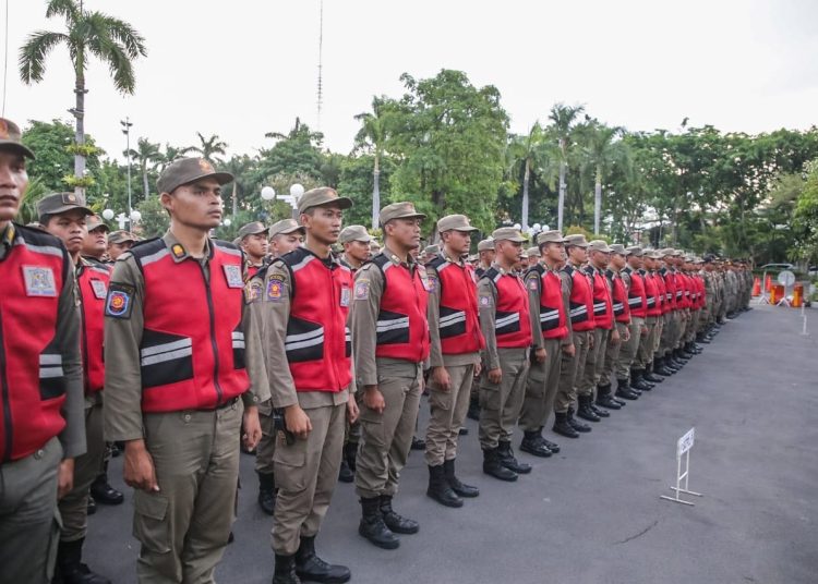 Personel Satpol PP Surabaya disiagakan untuk patroli besar-besaran jelang libur Natal dan Tahun Baru.