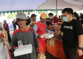 Bagi bagi sembako yang dilakukan oleh pengurus Gereja Mawar Surabaya.