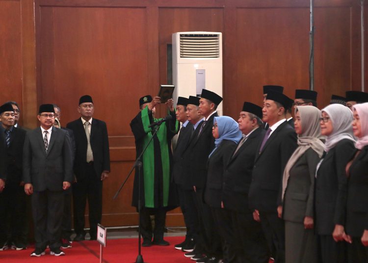 Pengambilan sumpah jabatan dalam pelantikan pejabat Pemkot Surabaya di Graha Sawunggaling.