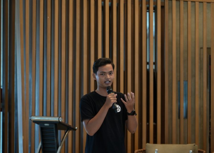 Muhammad Ali Akbar saat mempresentasikan inovasi pengelolaan data yang dibuatnya berbasis machine learning dan OCR.