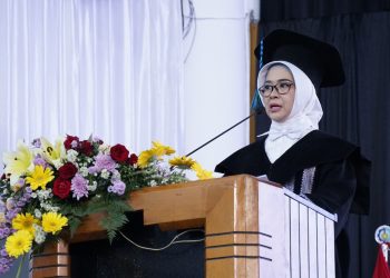 Prof Dr Wiwiek Hendrowati ST MT saat menyampaikan orasi ilmiahnya mengenai rekayasa peredam getaran dinamis pada boring bar untuk keakurasian dan kepresisian di industri manufaktur.