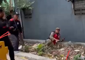 Tangkapan layar video insiden penganiayaan yang dialami personel Satpol PP Surabaya.