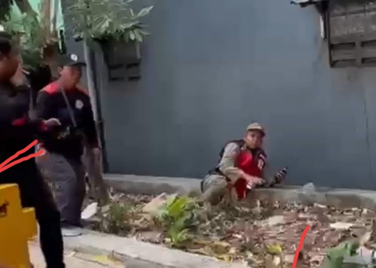 Tangkapan layar video insiden penganiayaan yang dialami personel Satpol PP Surabaya.