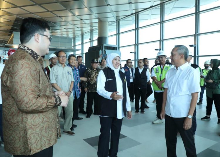 Gubernur Jawa Timur Khofifah Indar Parawansa meninjau persiapan operasional Bandara Internasional Dhoho, Kediri.