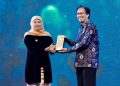 Rektor ITS Mochamad Ashari  menerima penghargaan sebagai Tokoh Peningkatan Mutu Pendidikan Jawa Timur dari Dinas Pendidikan Provinsi Jatim.