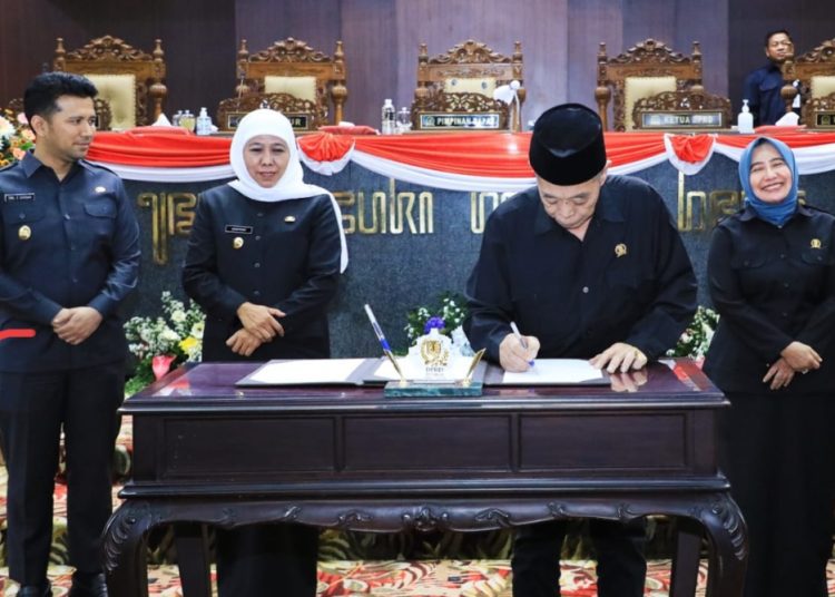 Penandatanganan berita acara pengesahan Raperda Tentang Perubahan atas Peraturan Daerah Provinsi Jatim Nomor 2 Tahun 2019 tentang Penanaman Modal.